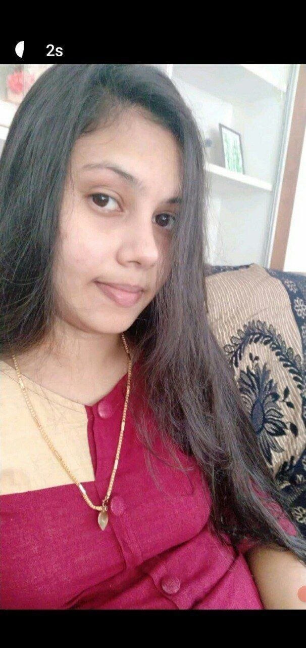 BEAUTIFUL MALLU WIFE TEASING FEW PICS 🔥😍🤤 – Pics