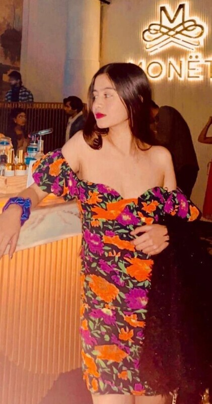Desi Cute Slim Sexy Shy Posh Girl Cute Boobs Show & Selfie Pics & Videos Collection – Pics & Videos