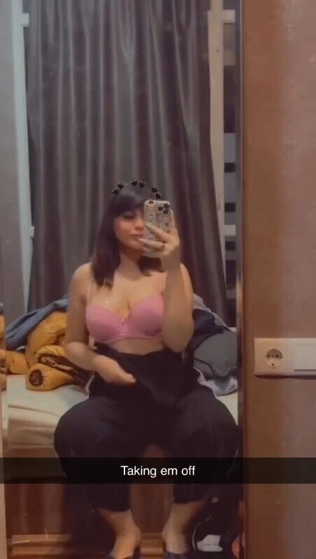 Desi Cute Slim Sexy Snapchat Girl Cute Full Nude Show Selfie Pics & Videos Collection – picture 4
