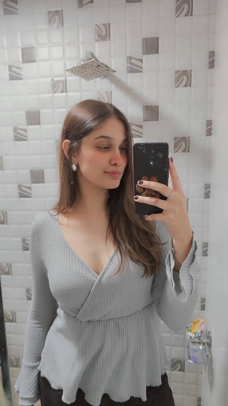 Desi Indian Cute Snapchat Girl Big Boobs Show Pics & Vids Short Set – Pics & Videos