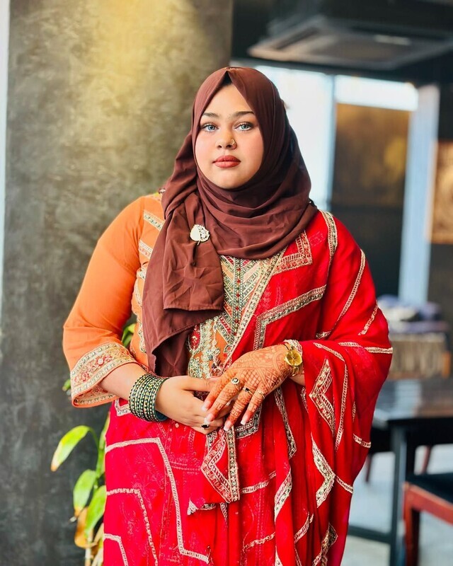 Desi Indian Instgram Influencer Busty Hijab Girl Full Nude Show Sexy Dress Strip Pics – picture 1