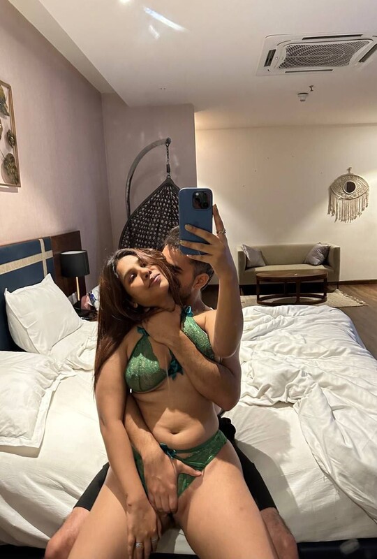 Desi Indian Sexy Horny Couple Mirror Selfie Sexy Ass Show & Fucking Hard Full Nude Pics – picture 1