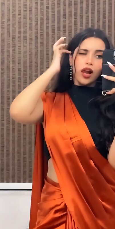 Famous Popular Desi Indain Busty Snapchat Girl Sexy Full Nude Show In Public Bathrooms & Saree Strip Big Ass, Big Boobs – Pics & Videos