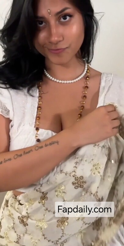 Sexy Desi Girl Saree Remove Big Boobs Show Cute Smile HD Video – picture 1